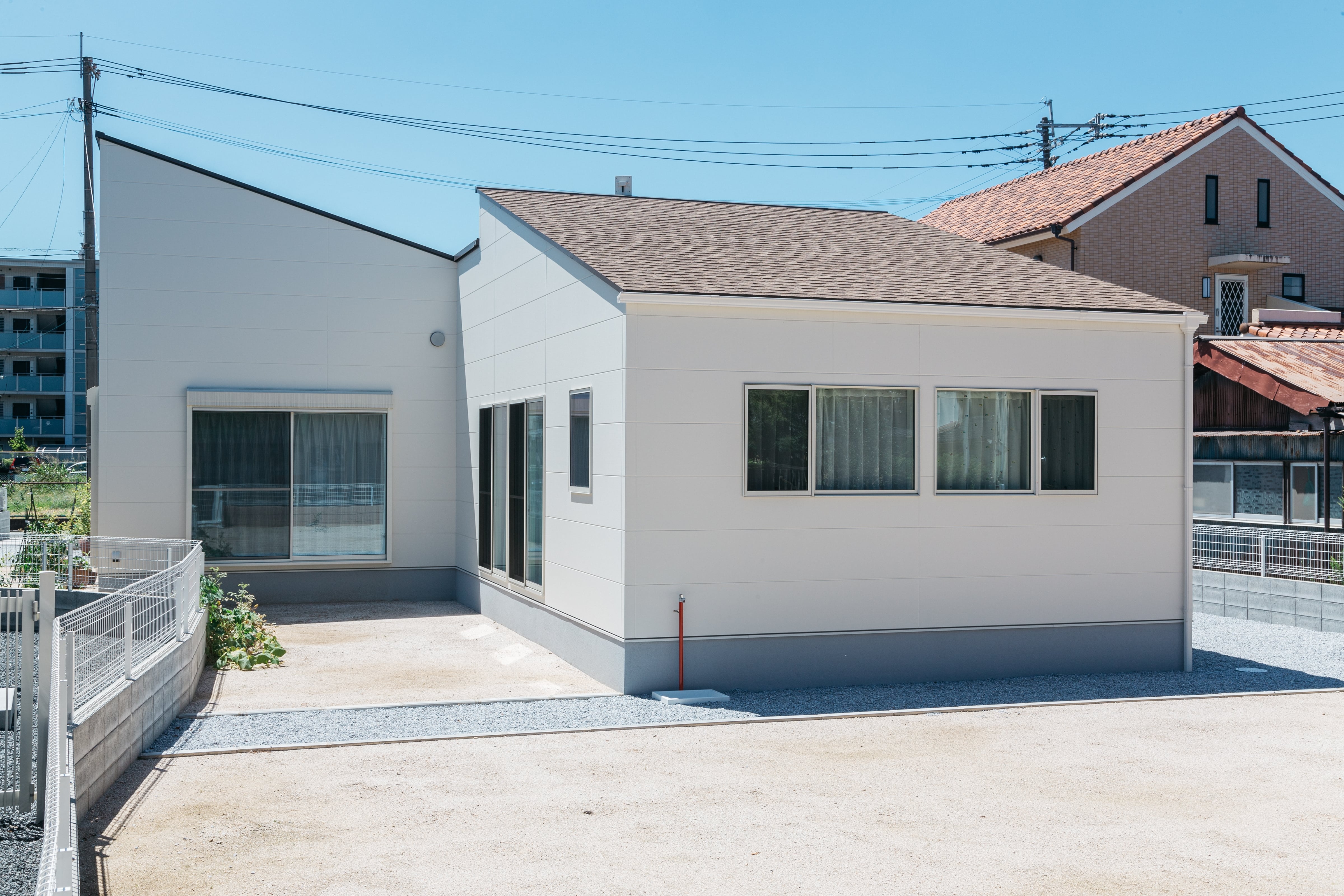 車好きのための大きなガレージがある平屋